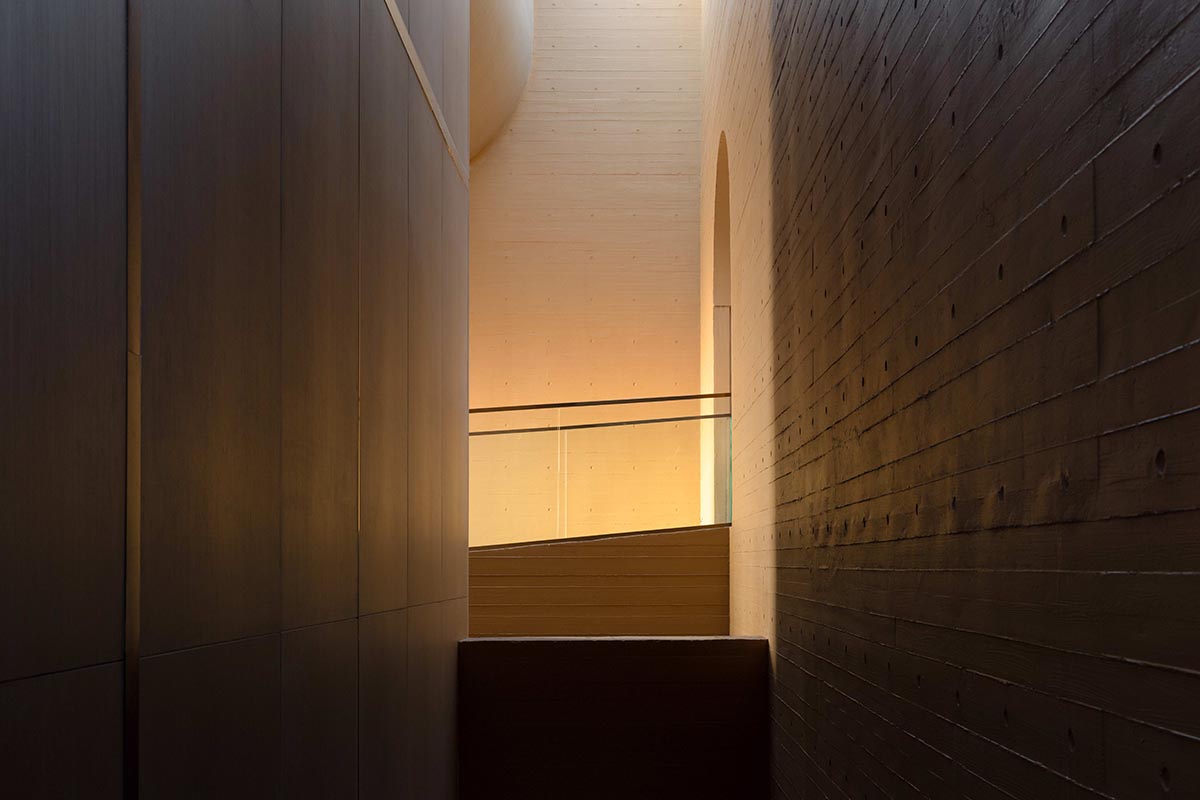 Linear placement of earth-toned walls choreographs a serene hotel by Studio A+ in China 