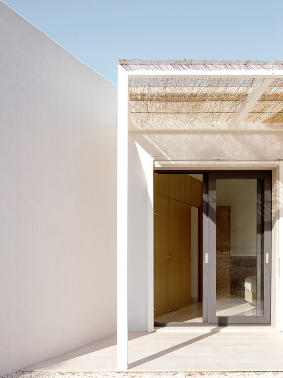 Noname Studio designs townhouse with all-white abstract sculpted volumes among olive trees