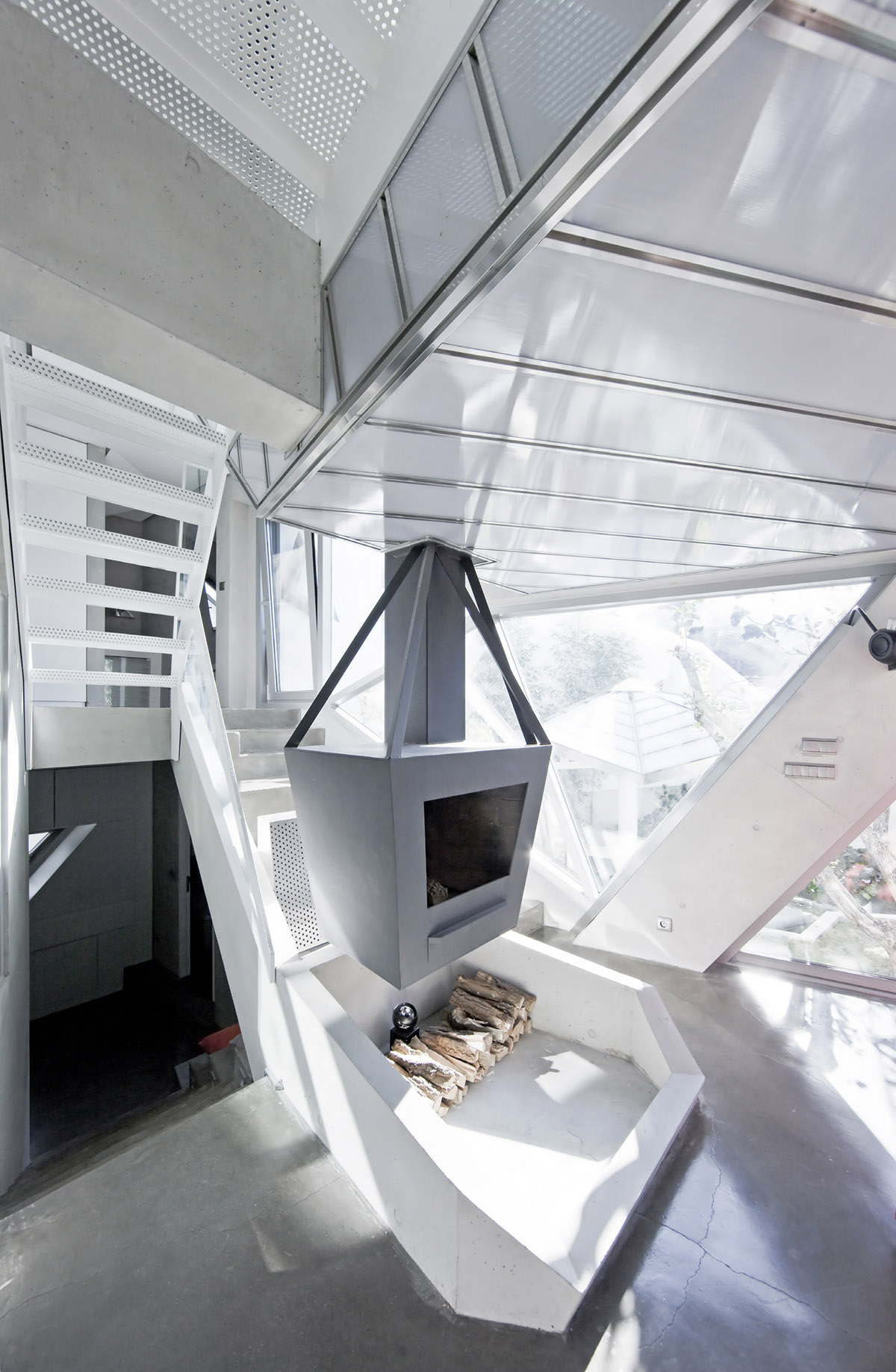 HyoMan Kim sets this polyhedron house on Bukhansan mountaintop to create climbable white petal
