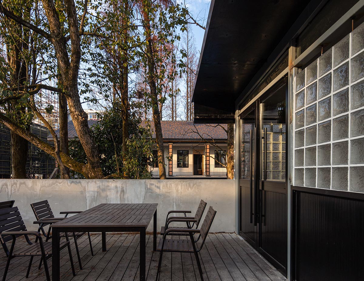 y.ad studio converts former hospital and old factory dormitories into homestay hotel in China