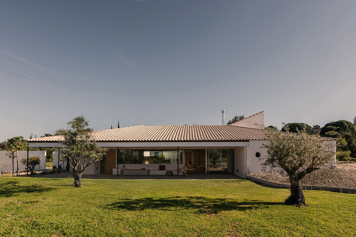 This house interacts with light and space, dimming to create a harmonious architectural experience
