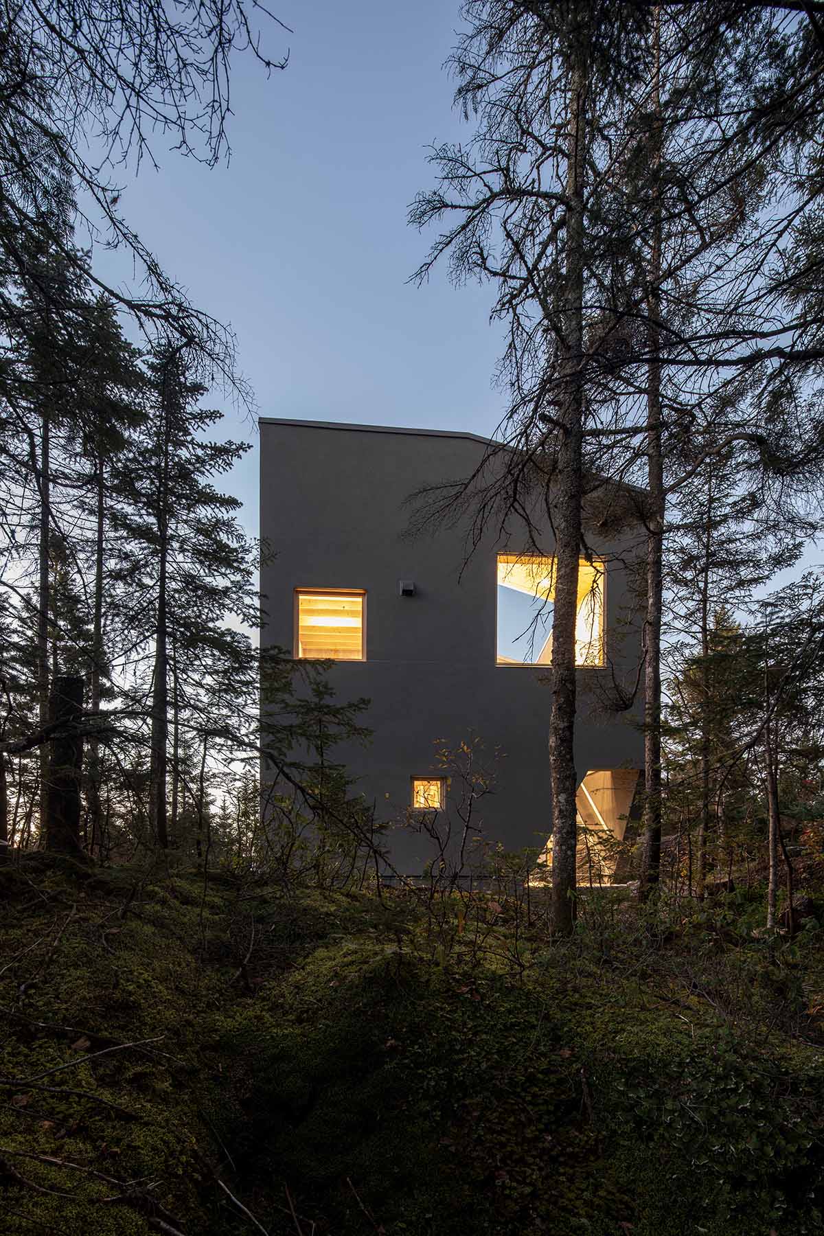 Quinzhee Architecture imagines a rustic retreat like a climbing block in Canada