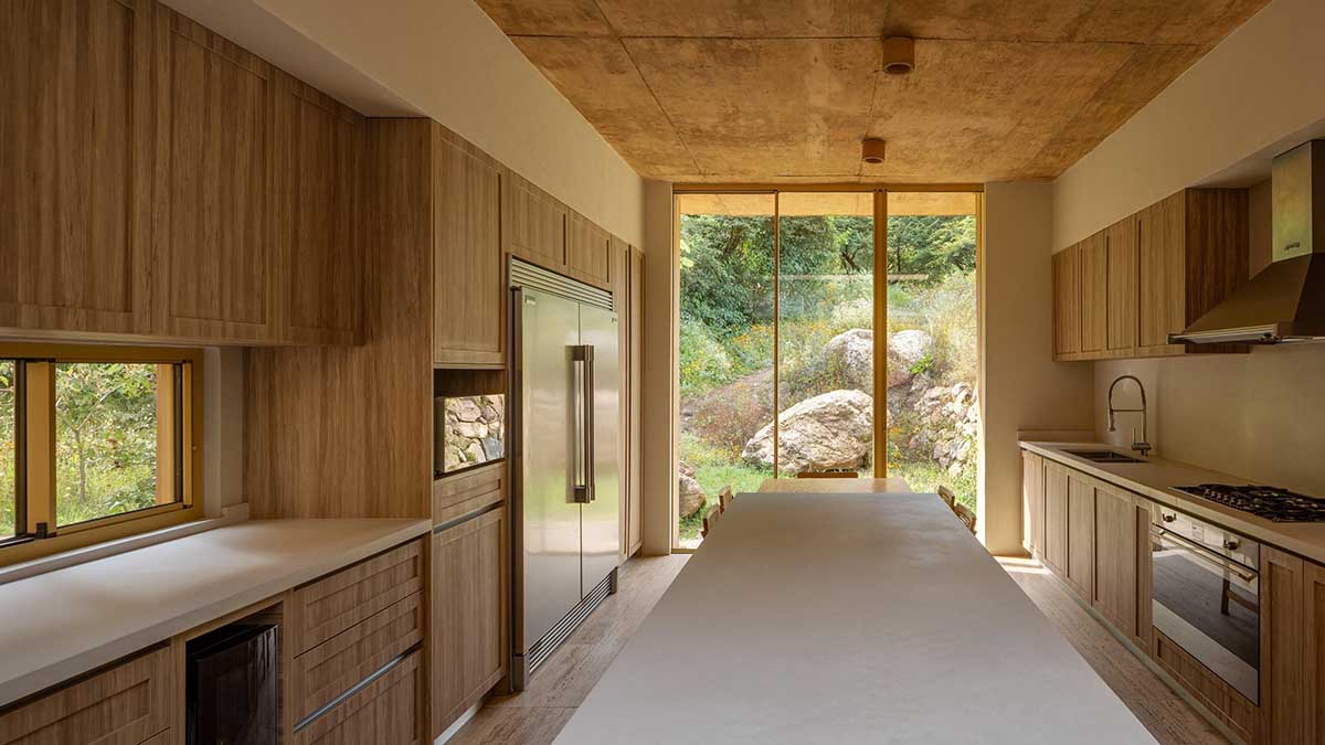 Fernanda Canales creates a circular home framing a mountain and a volcano in Mexico