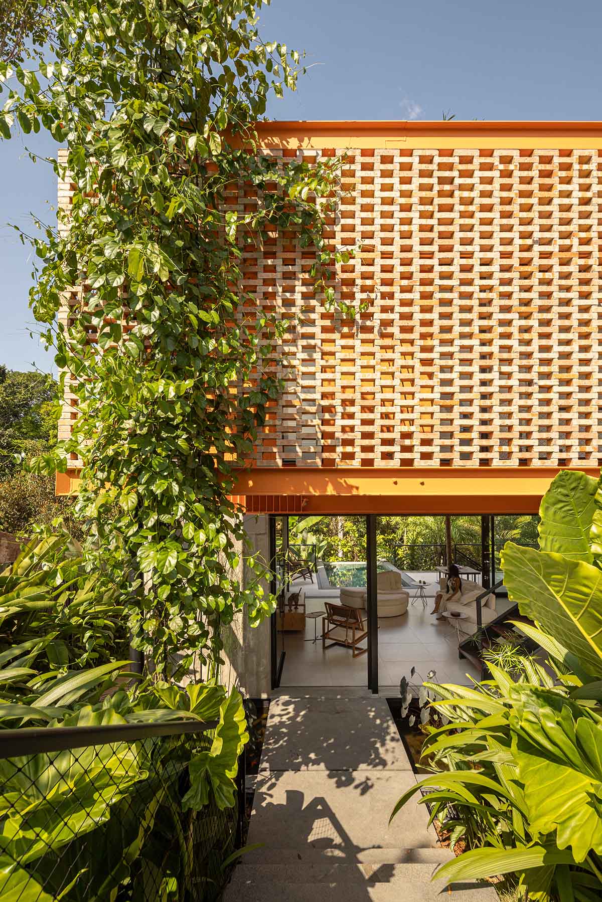 Pupunha House offers skyward oasis amidst a lush landscape in Manaus