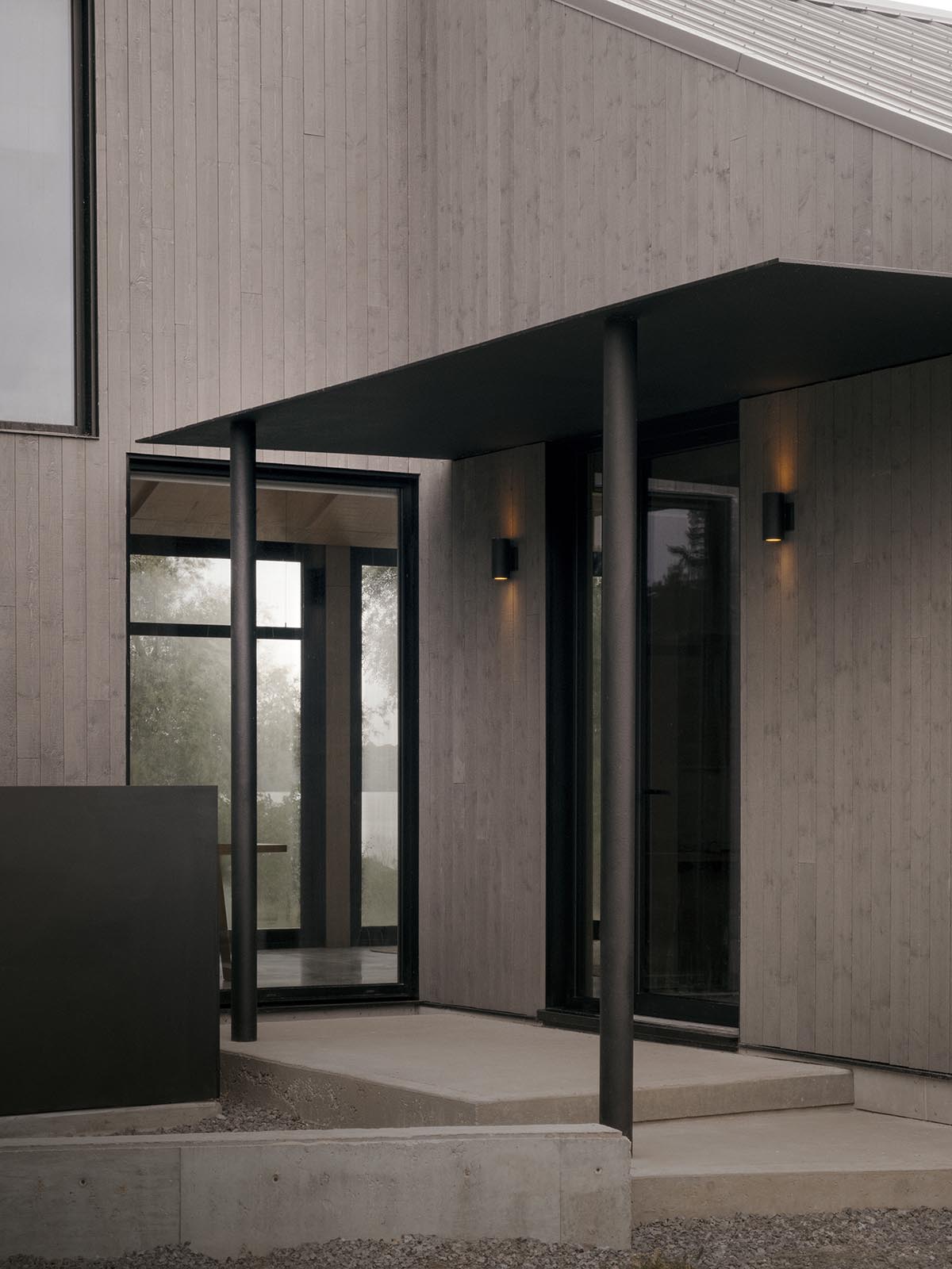 South Bay House portrays its mesmerizing surroundings with spacious windows in Ontario