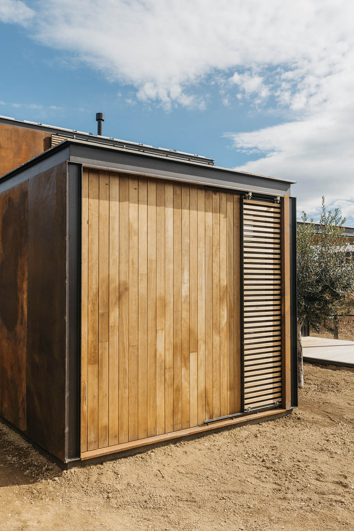  delaVegaCanolasso completes corten steel house in Barcelona 
