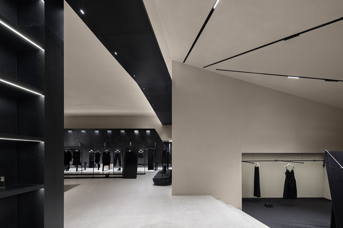 Fashion boutique features dune-shaped space to evoke a serene escape from a bustling city