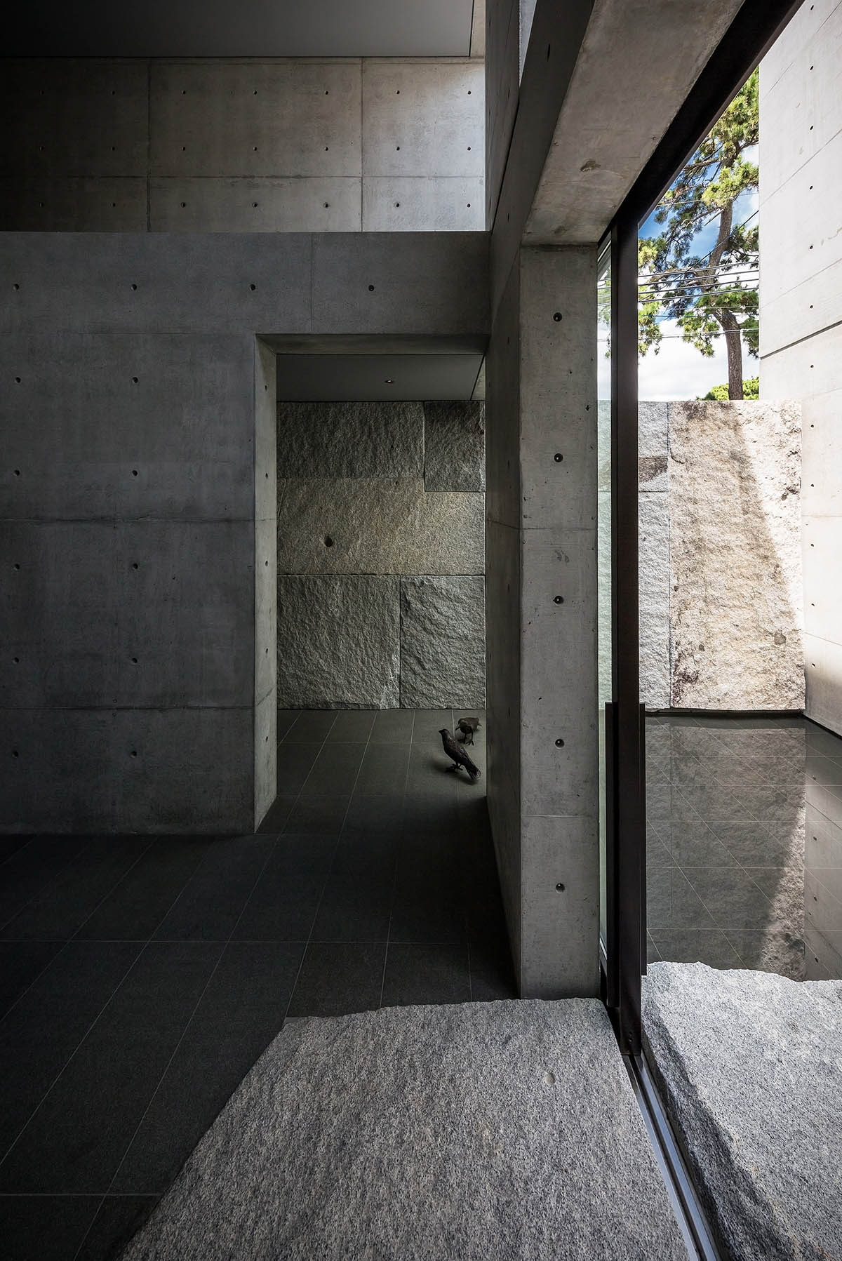 Gosize combines its office and residence on a natural stone base in Japan
