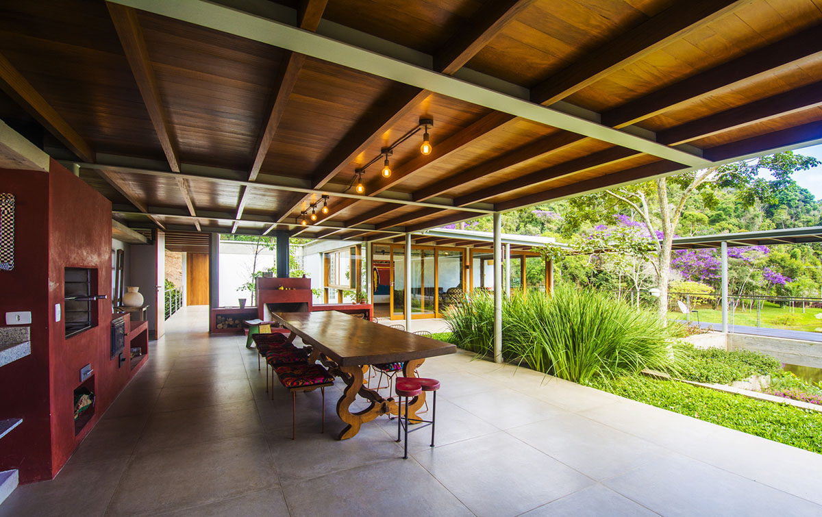 Only eight points support this linear spaceship-looking volume in the hills of Rio de Janeiro