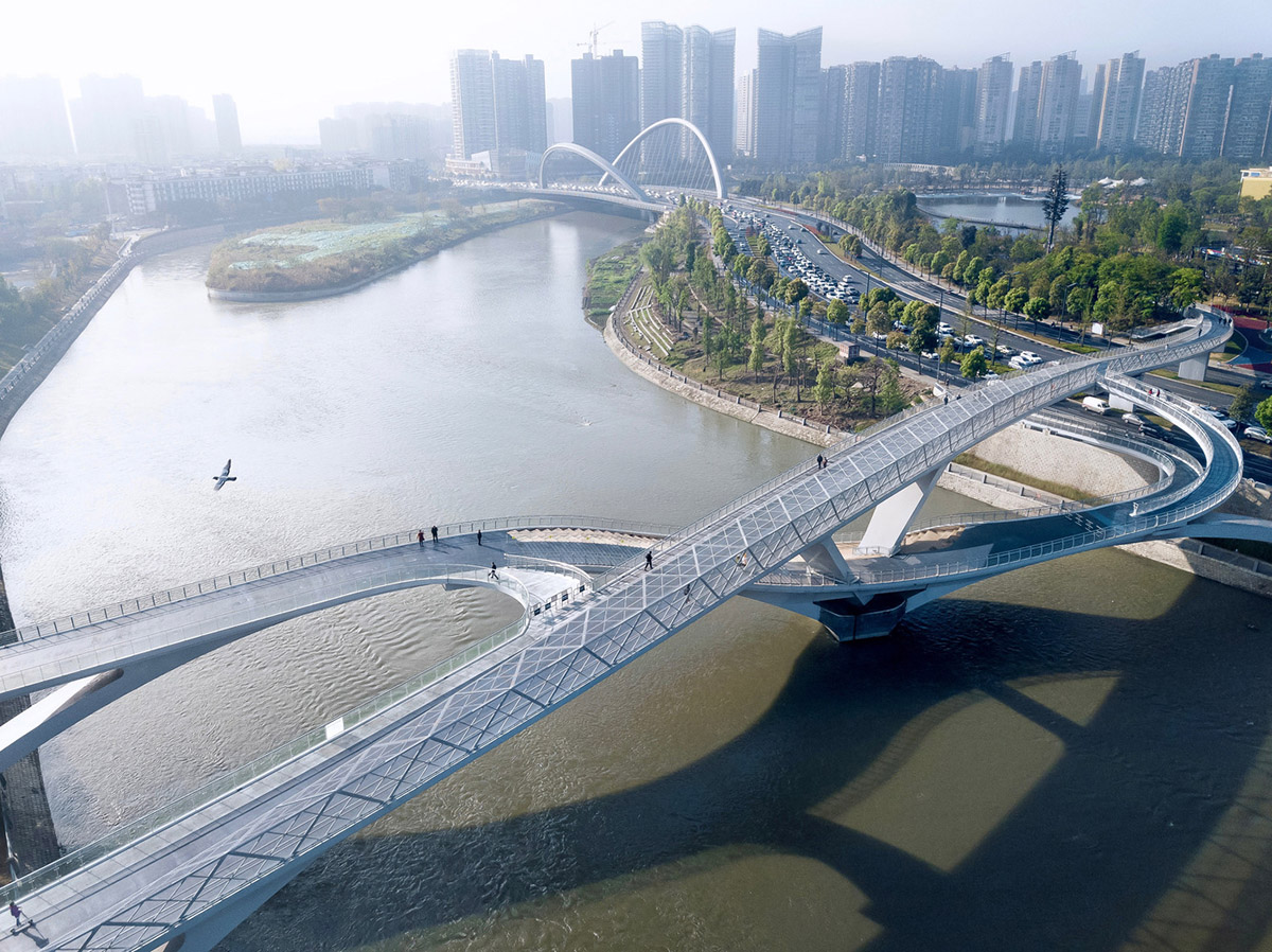 Sense of bridge : たま☆ SCSJ completes intertwined and wavy pedestrian bridge in