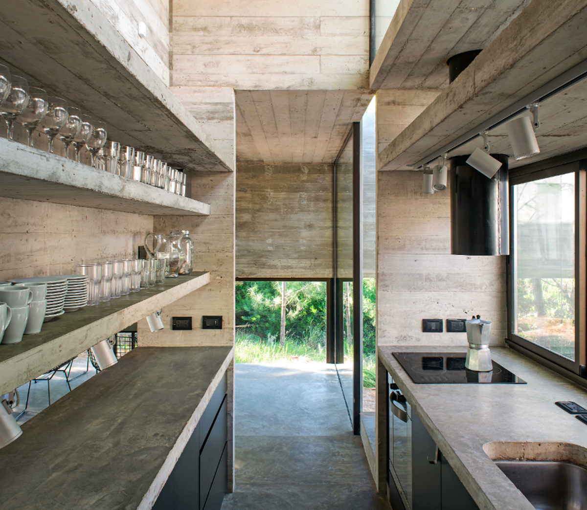 Partially open S+J family house by Luciano Kruk placed in the pine forest of Costa Esmeralda