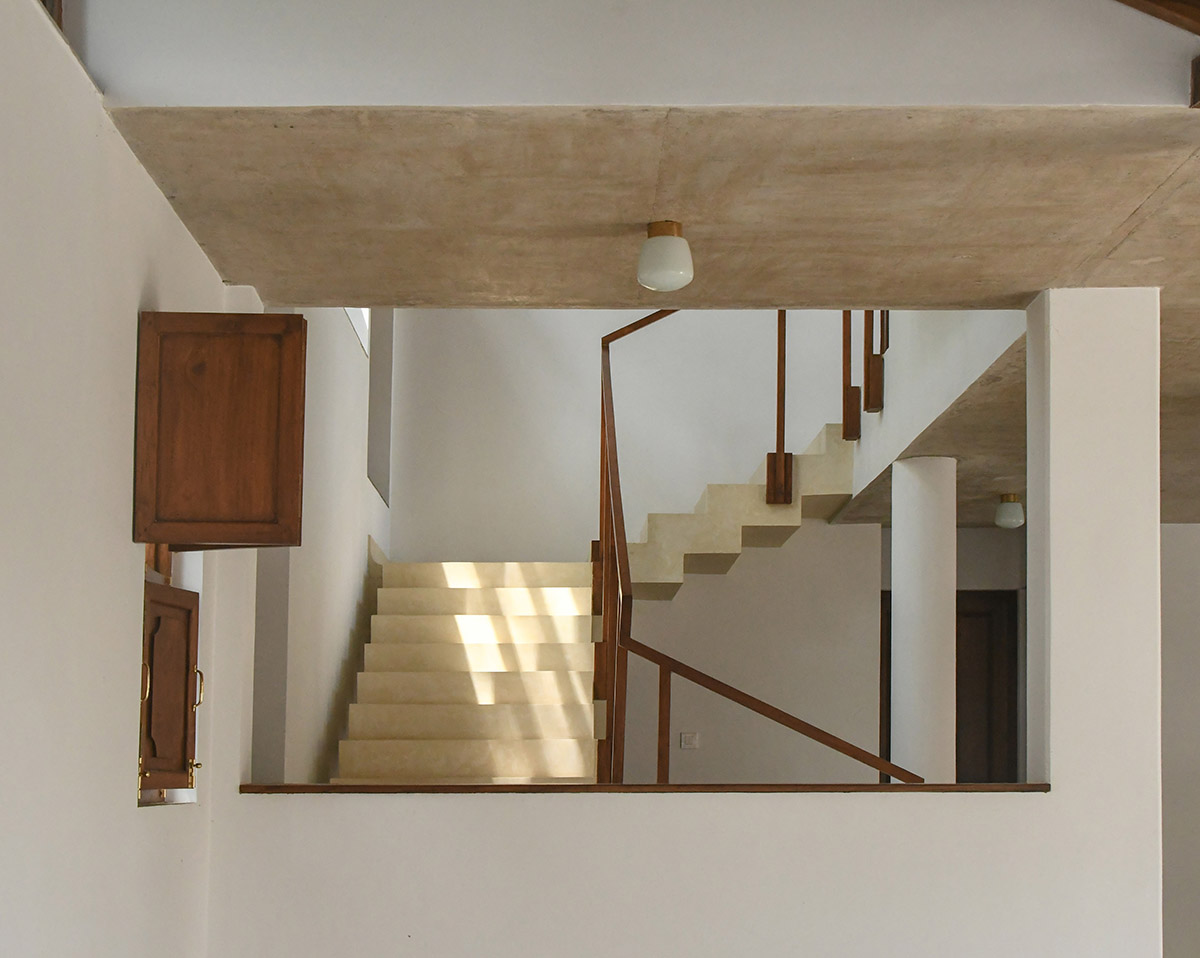 Field Atelier built house with free flowing internal courtyards in North Goa, India
