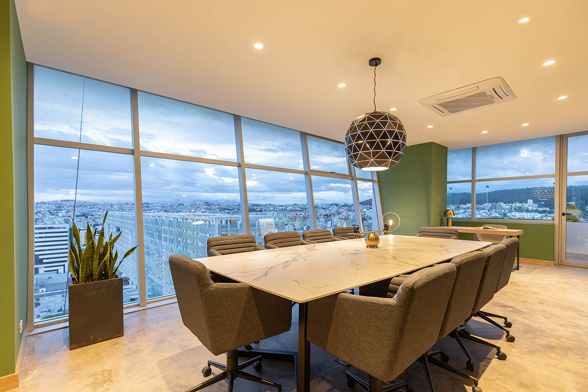 Carlos Zapata completes Unique tower with curved glass skin in Quito