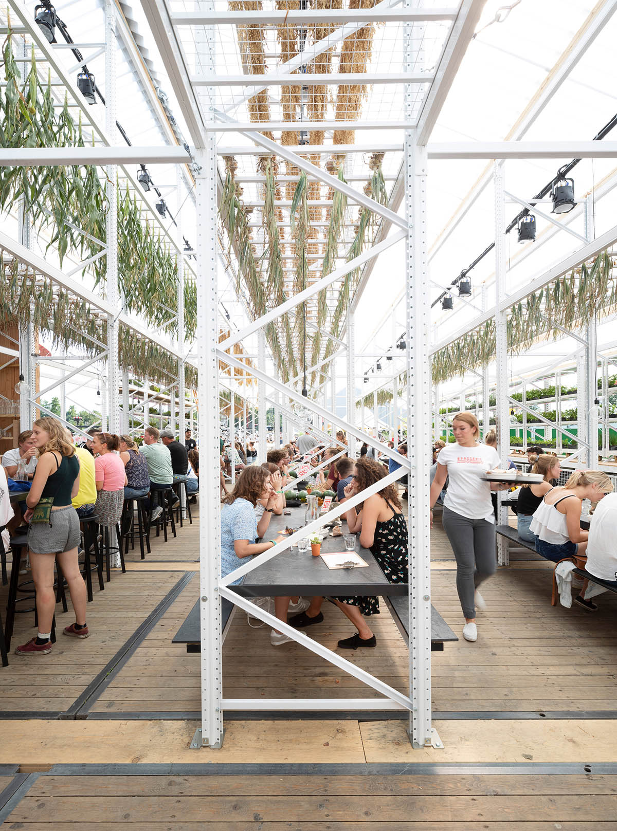 Overtreders W designed a zero-waste and timeless pop-up restaurant for 2018 Lowlands Festival