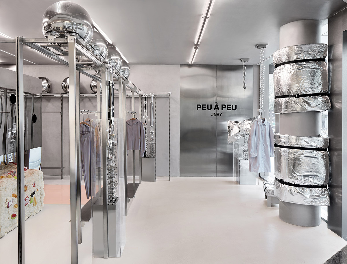 Sò Studio creates metallic interior for showroom in Hangzhou