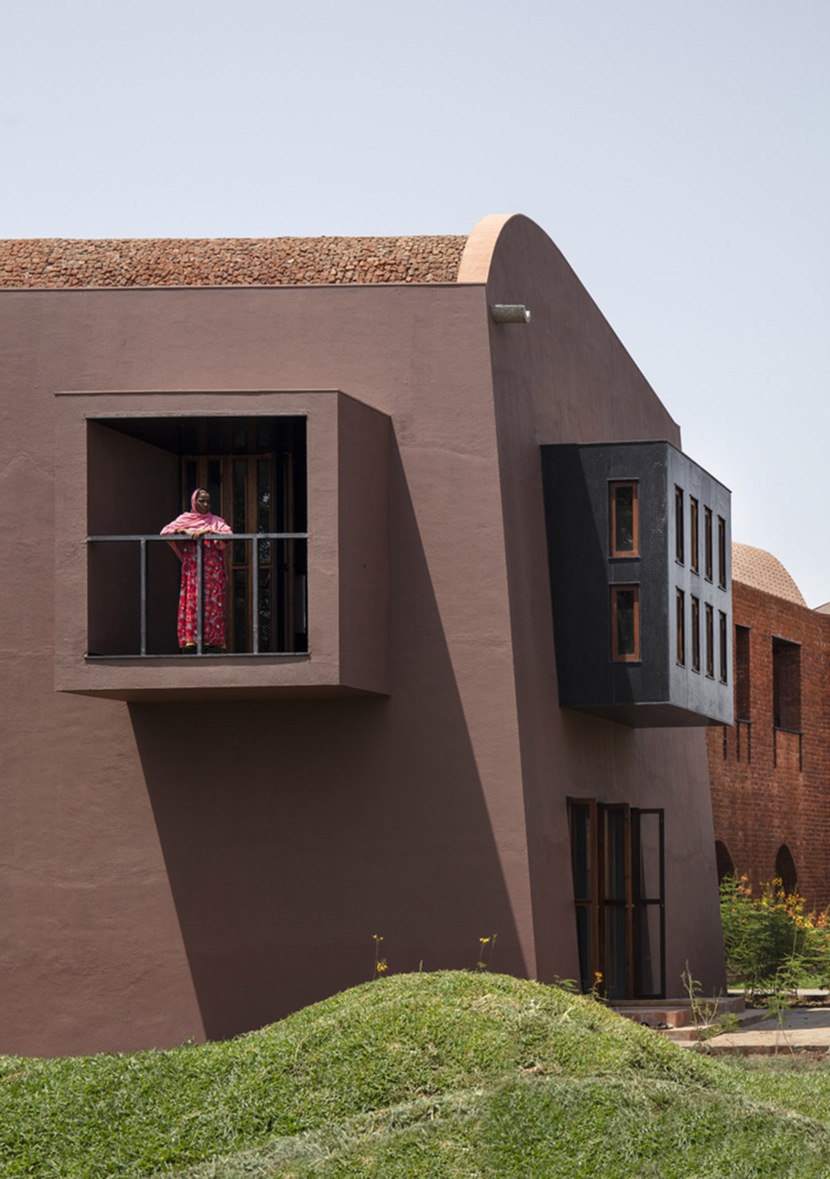 A school built from tilted brick vaults evoke a child's freedom in India