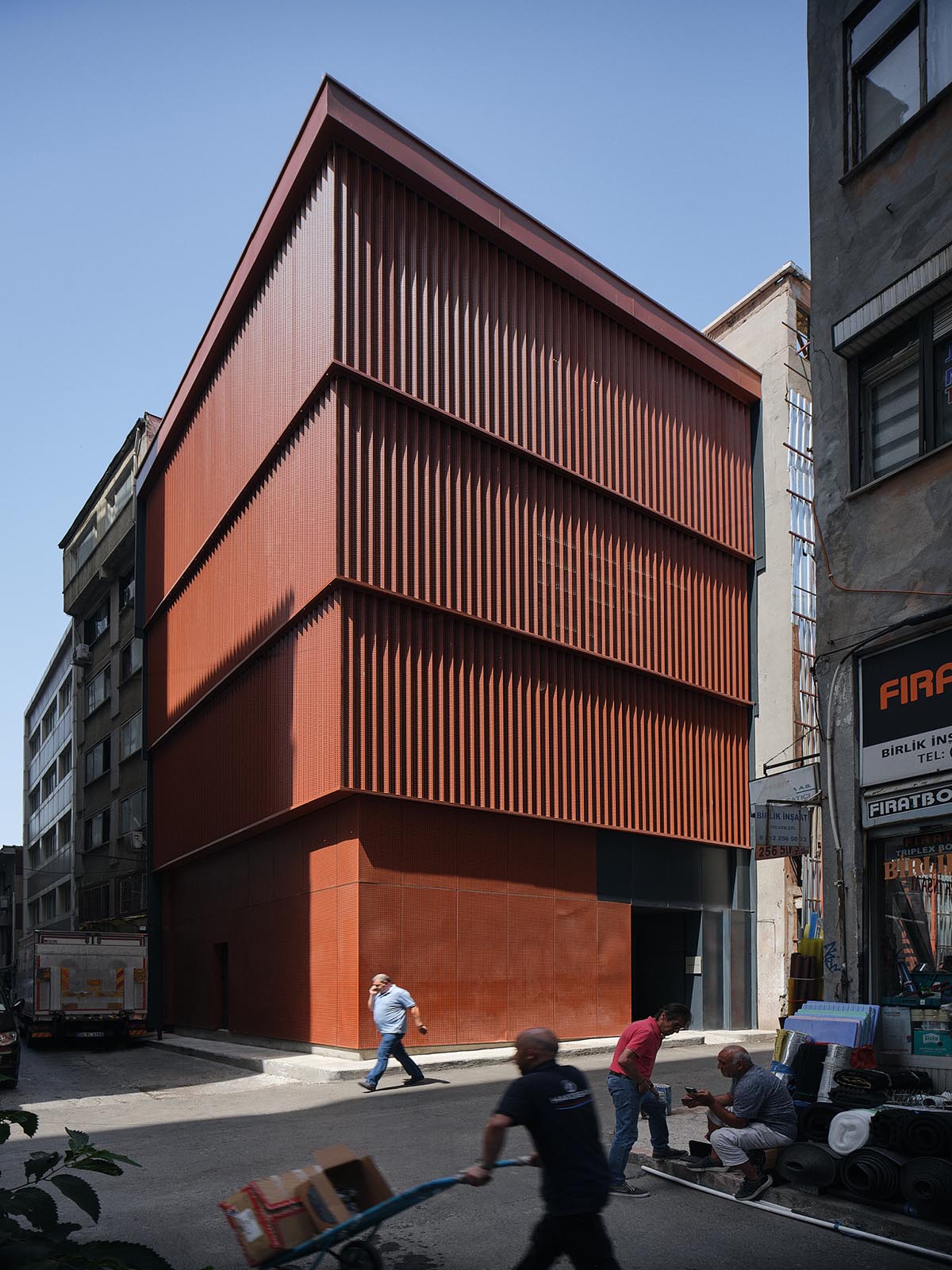 Nevzat Sayin wraps art gallery with a reddish brown façade in a historic district of Istanbul