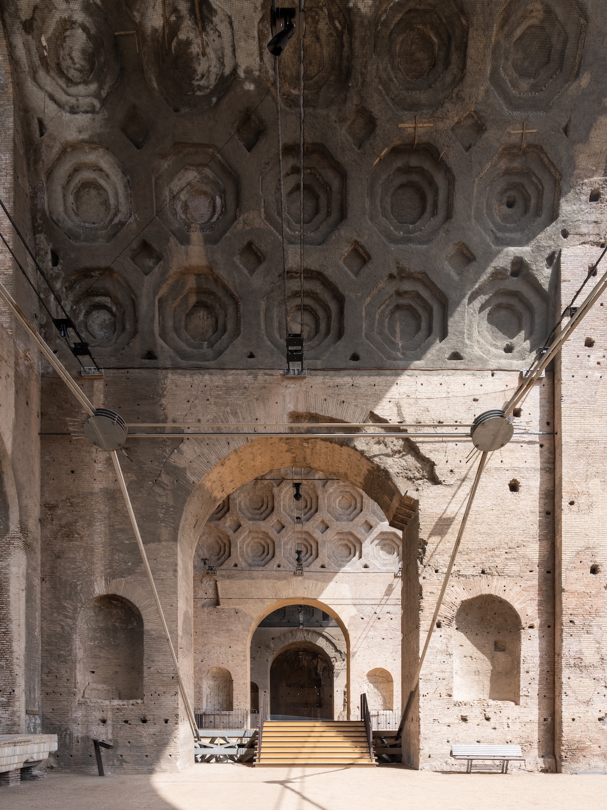 Alvisi Kirimoto creates a modern stage with the echoes of time at the Basilica di Massenzio