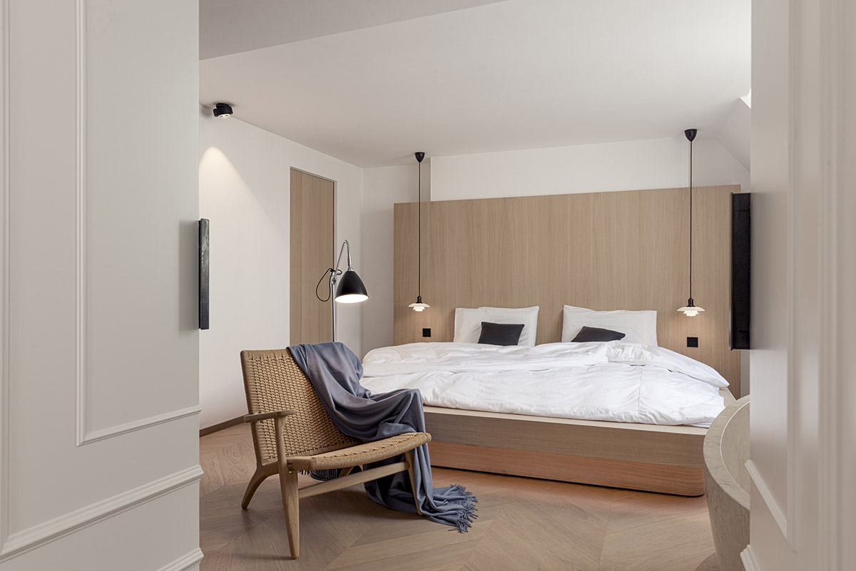 noa* converts 18th century hotel in Paris into an apartment with curved lines and scent of wood