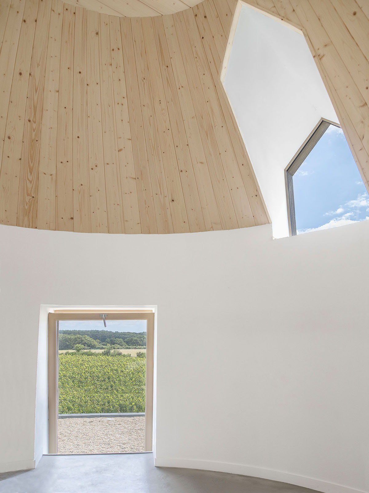 Carmen Maurice Architecture omhult een oude gerenoveerde molen met een wijnpakhuis in Sarzeau