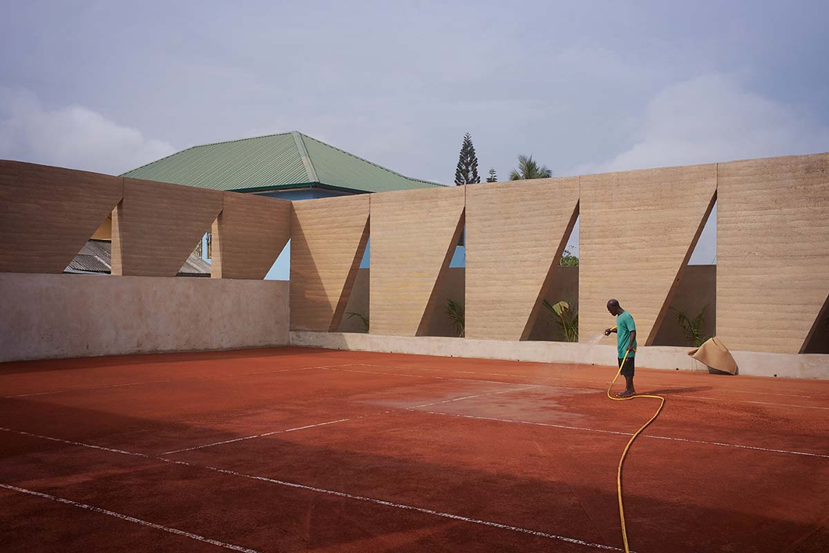Backyard Community Club features triangular rammed earth system as a replicable prototype in Accra 
