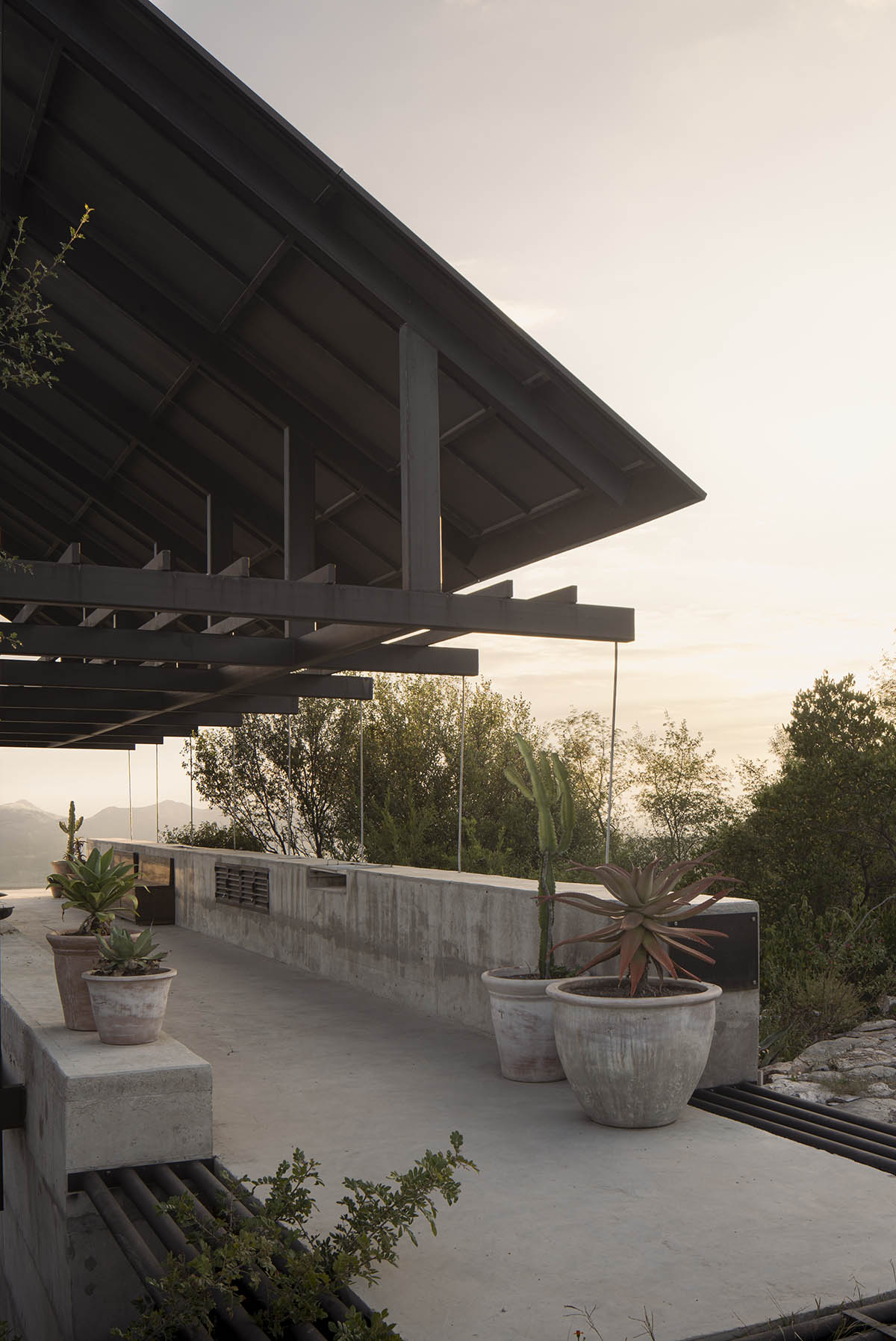 Espina Pavilion embraces structural and visual balance with minimal footprint on Mexican hills 