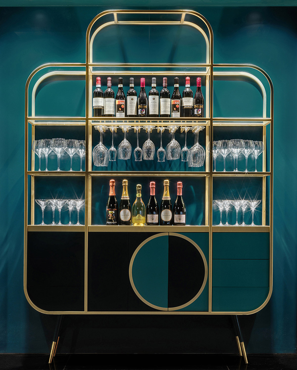 COLLIDANIELARCHITETTO completes restaurant and cocktail bar with bold lines and saturated colours