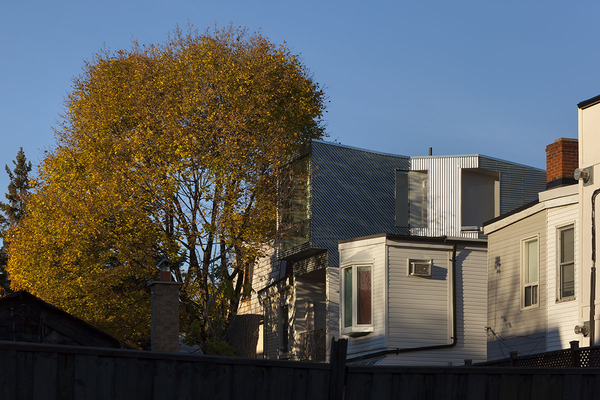Aleph-Bau breaks Toronto’s row houses monotony with an unseen rooftop