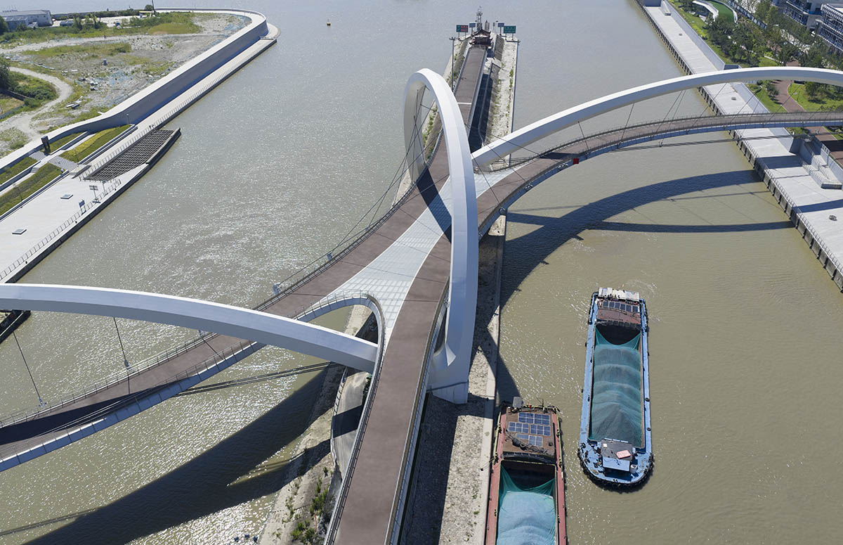 Zaha Hadid Architects reveals the silk-inspired bridge of Hangzhou with a sinuous form