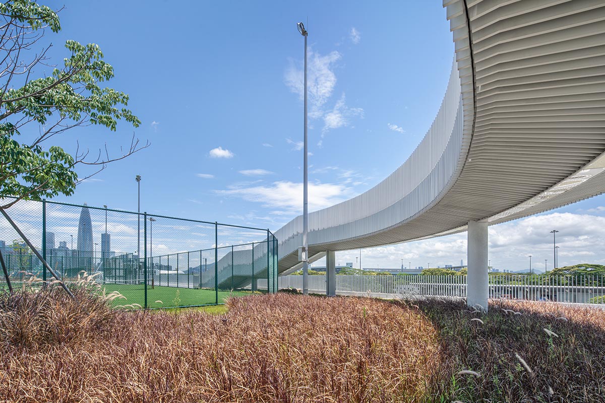 Crossboundaries converts old unused rooftop into a 1.2-km-long recreational urban strip in Shenzhen