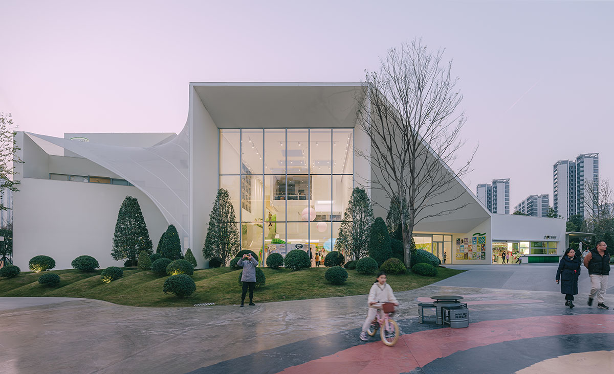 DL atelier designs an iceberg-like children's museum in China 
