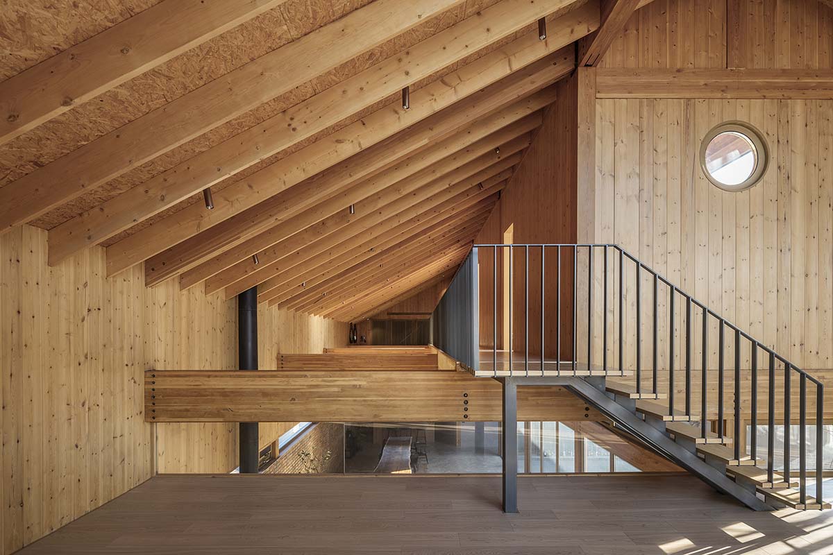 Archstudio renovates traditional Beijing courtyard house with interwoven wooden framework