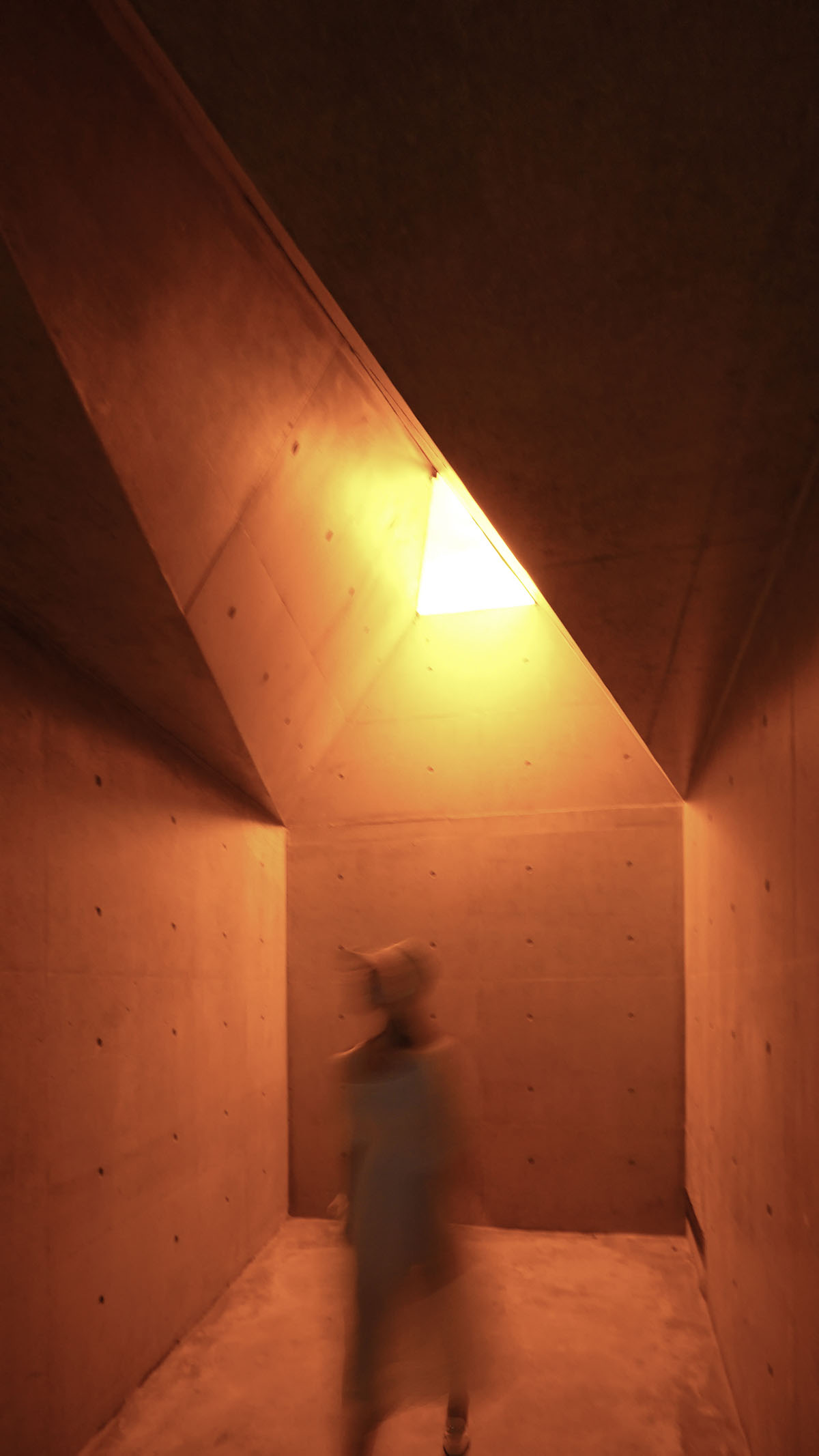 TAO built concrete cafe on a cliff as an extension of the land in China