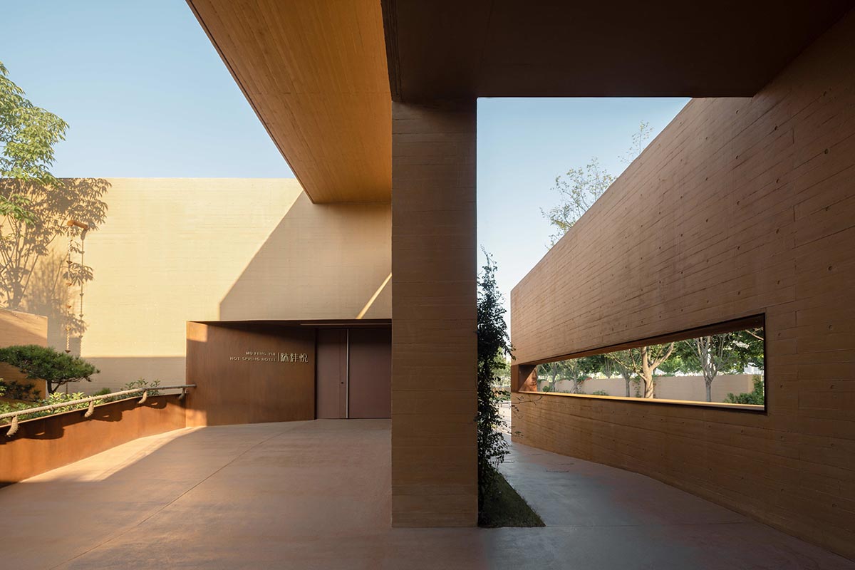 Linear placement of earth-toned walls choreographs a serene hotel by Studio A+ in China 