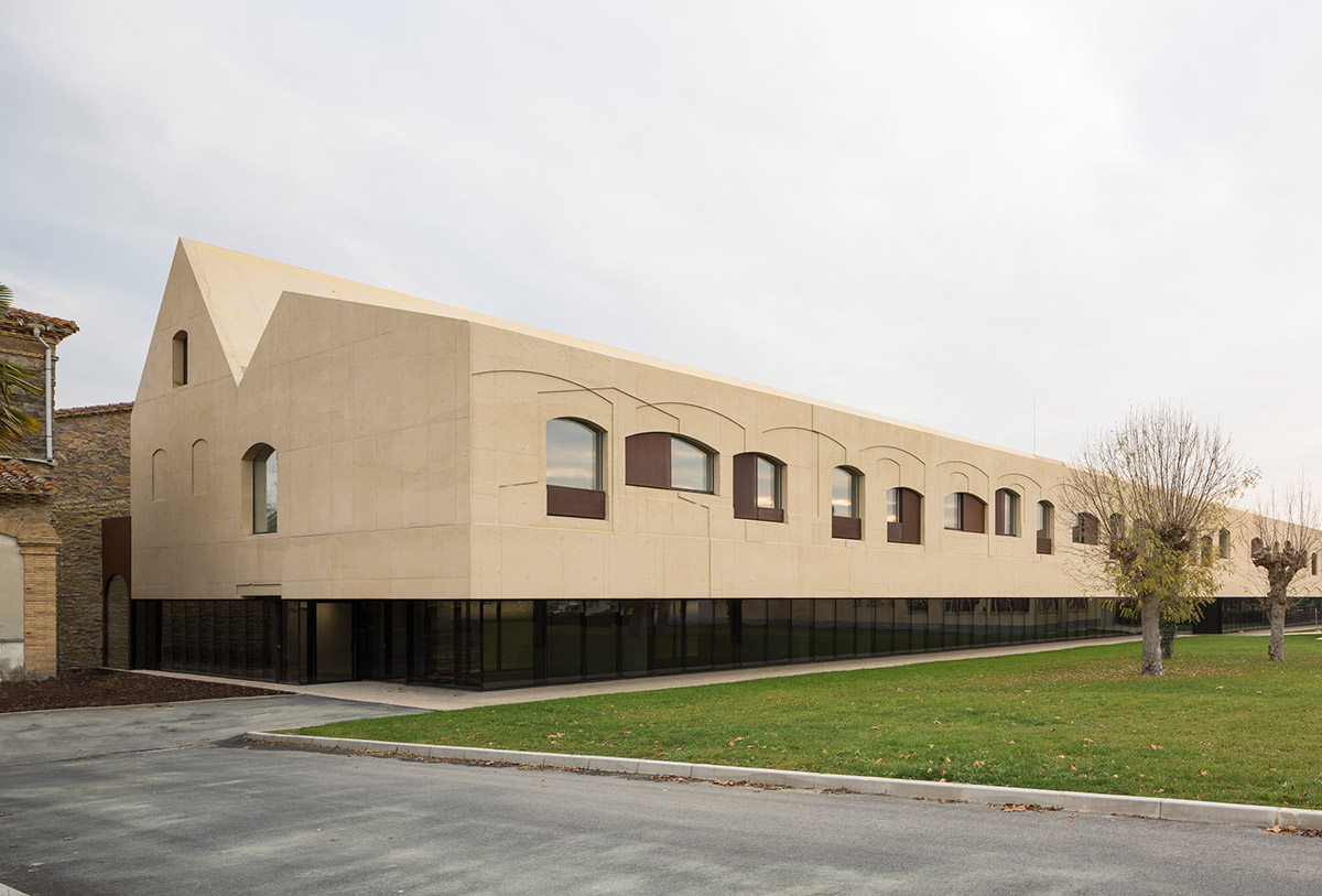 Vaillo+Irigaray Architects' pavilion-like Psychiatric Center is dissolved within historic buildings