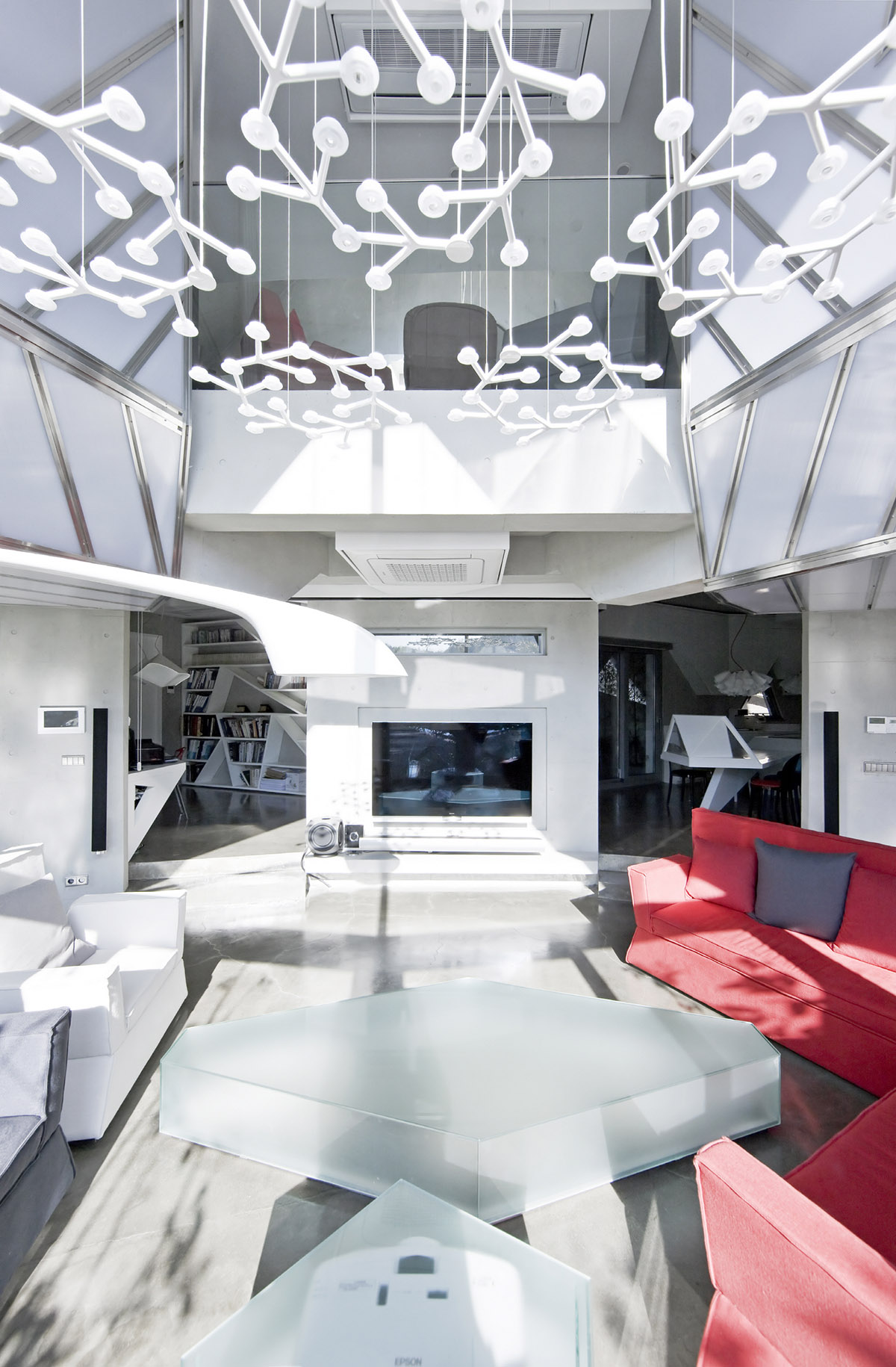 HyoMan Kim sets this polyhedron house on Bukhansan mountaintop to create climbable white petal