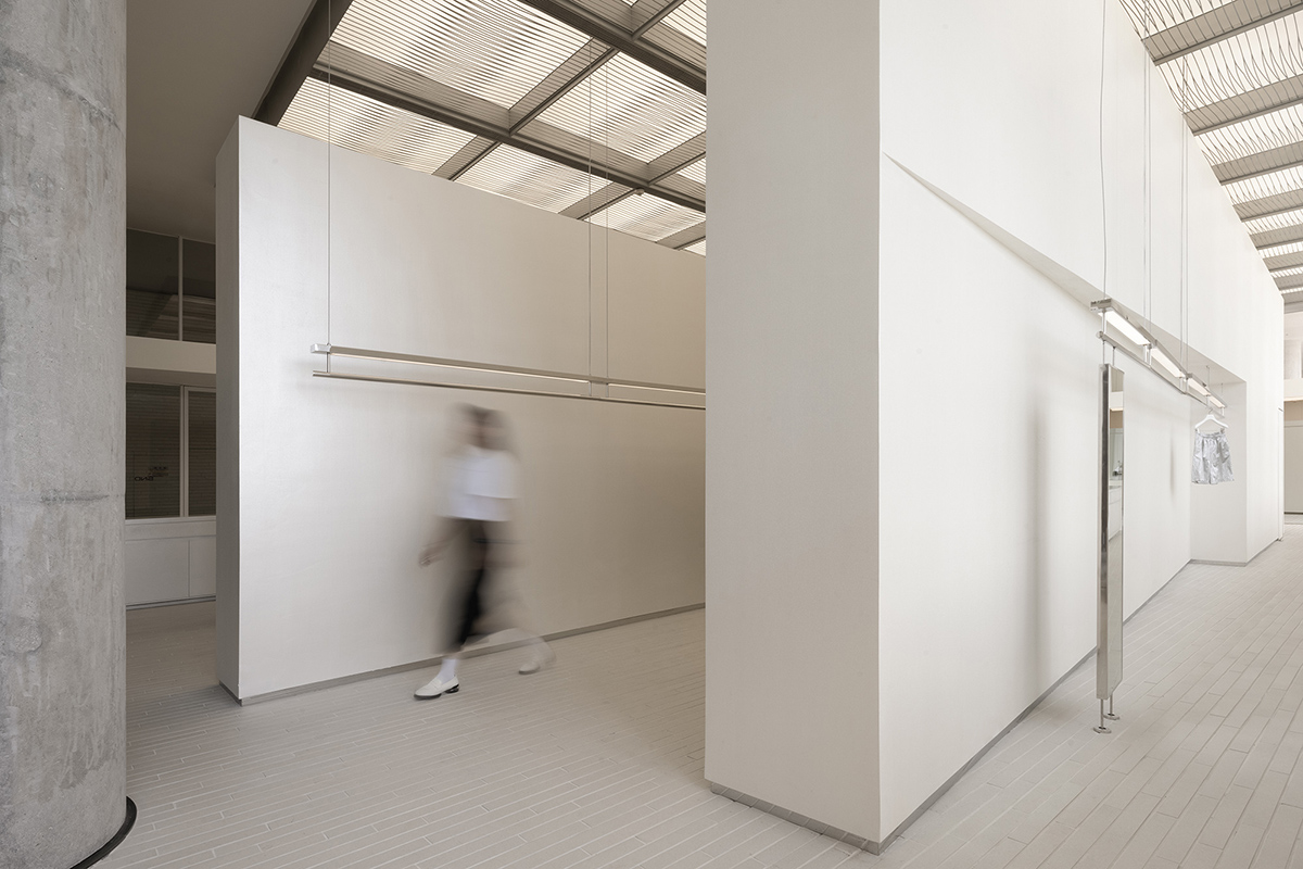 Various Associates creates a spatial experience of moving in waves for SND Sanya store in China