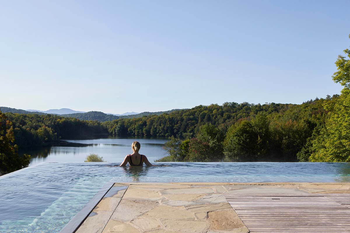 MacKay-Lyons Sweetapple Architects expands a concrete spa and thermal reserve in Quebec