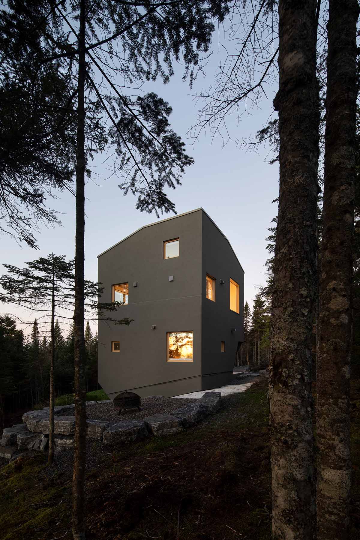 Quinzhee Architecture imagines a rustic retreat like a climbing block in Canada