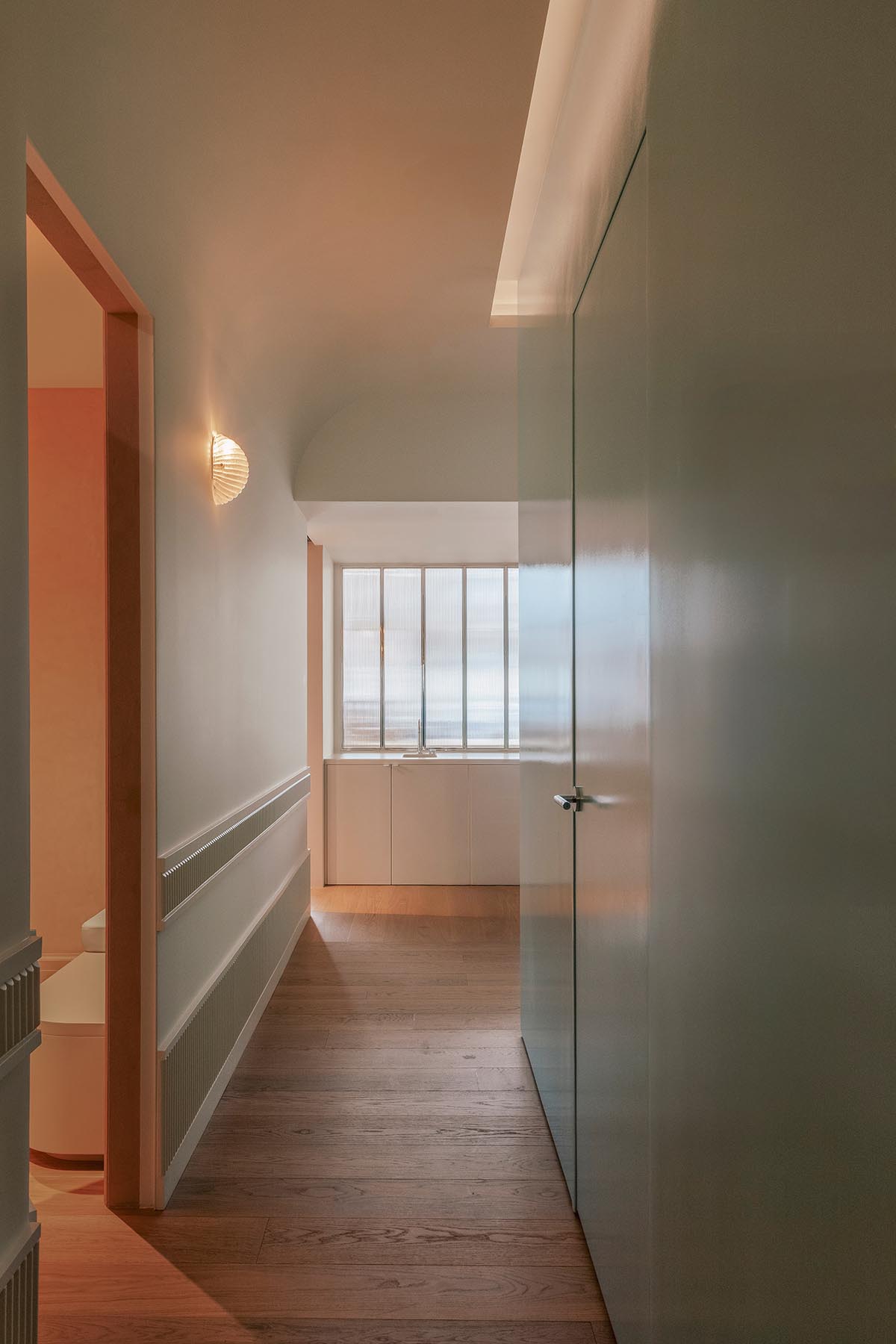 Odami enriches the interiors of a beauty shop with rounded, bevelled details, and pinkish hues