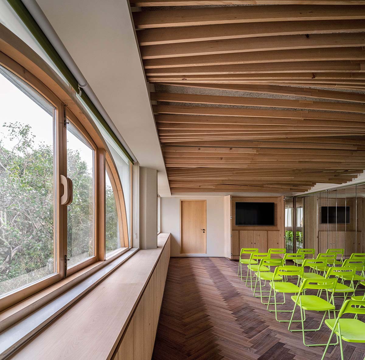 studio Hinge embeds a library under the wooden tree-like canopies in Mumbai