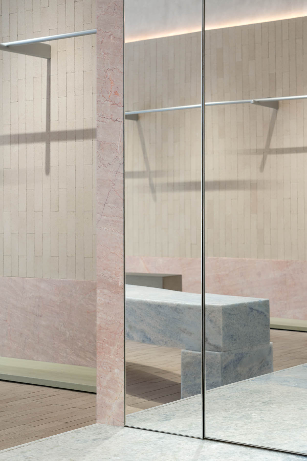 Shanghai store by Sò Studio unfolds surprises through the richness of materials, colors and props 