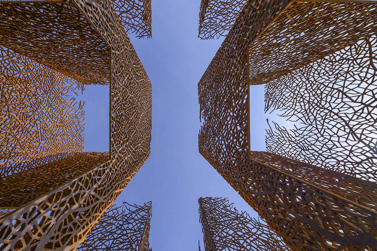 Field Conforming Studio устанавливает стальную скульптуру с девятью полыми колоннами в Таншане