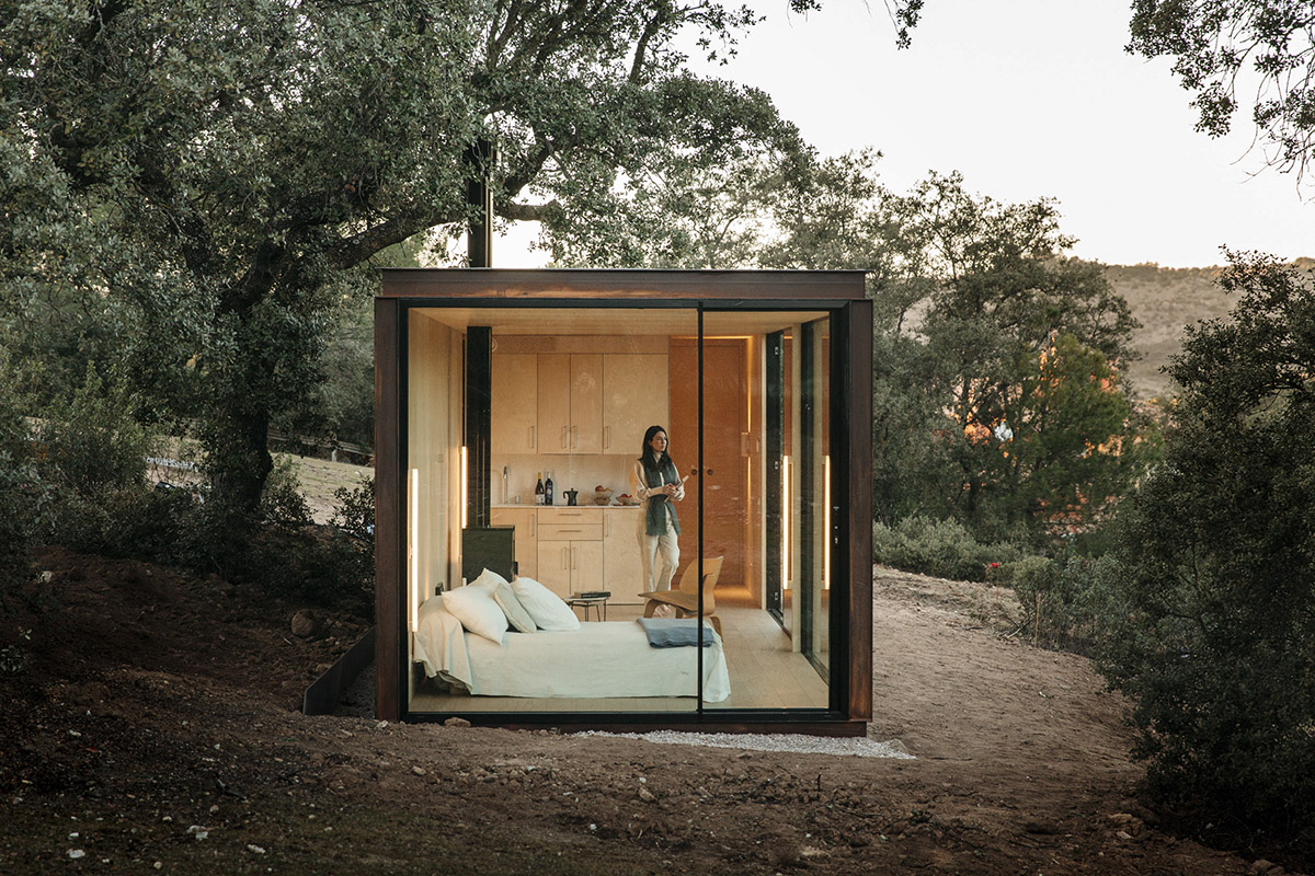 delaVegaCanolasso designs two mini cabins with natural and corten steel façades in Spain 