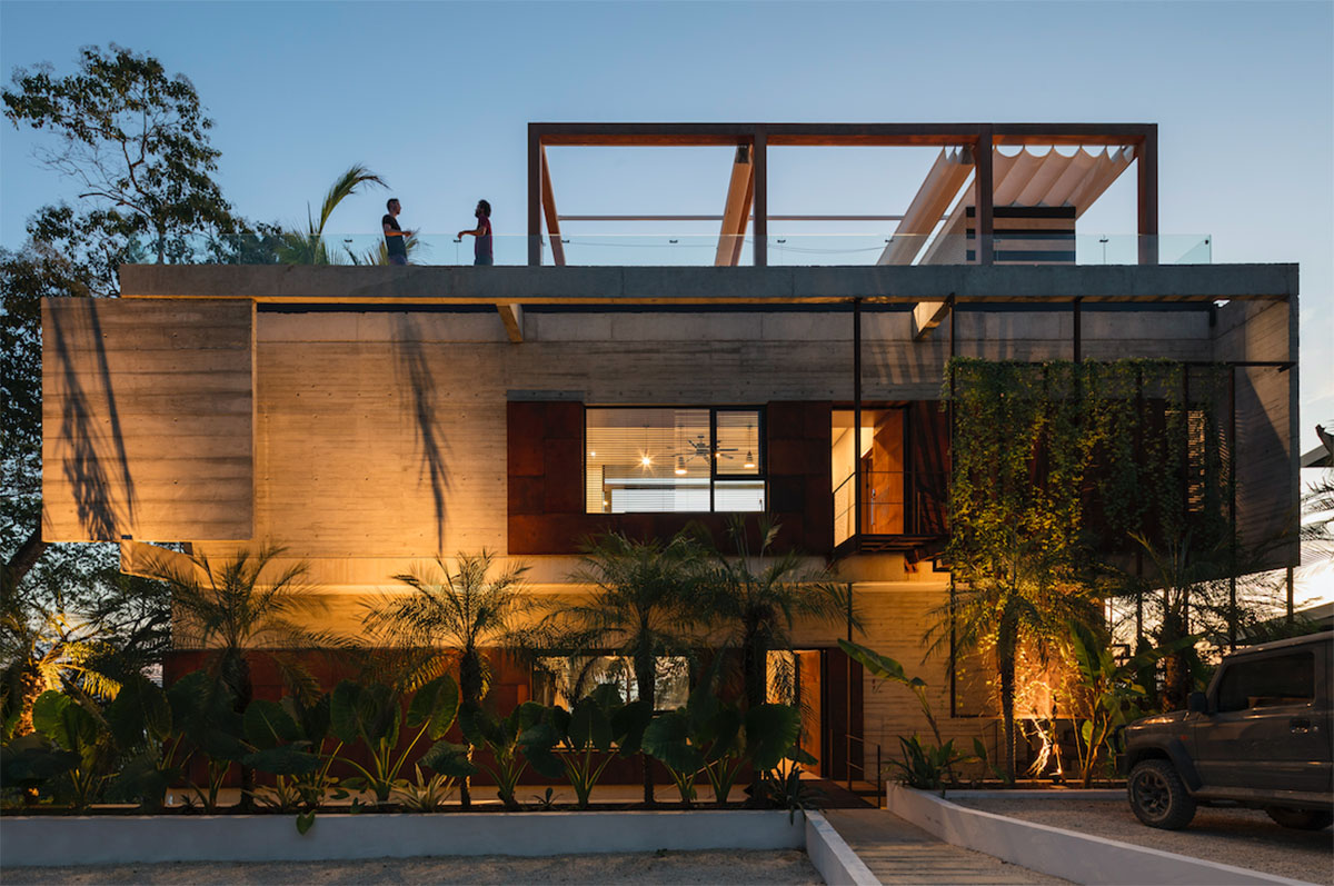 VOID completes Guarumo Residence with staggered volumes in Costa Rican tropical landscape 