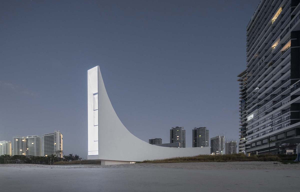 O-office Architects designs curvy chapel that opens up a vertical window to the seaside in Shanwei