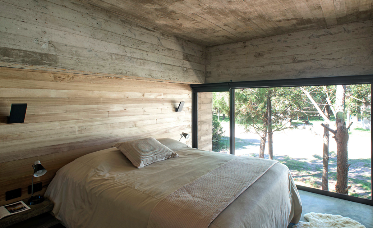 Partially open S+J family house by Luciano Kruk placed in the pine forest of Costa Esmeralda