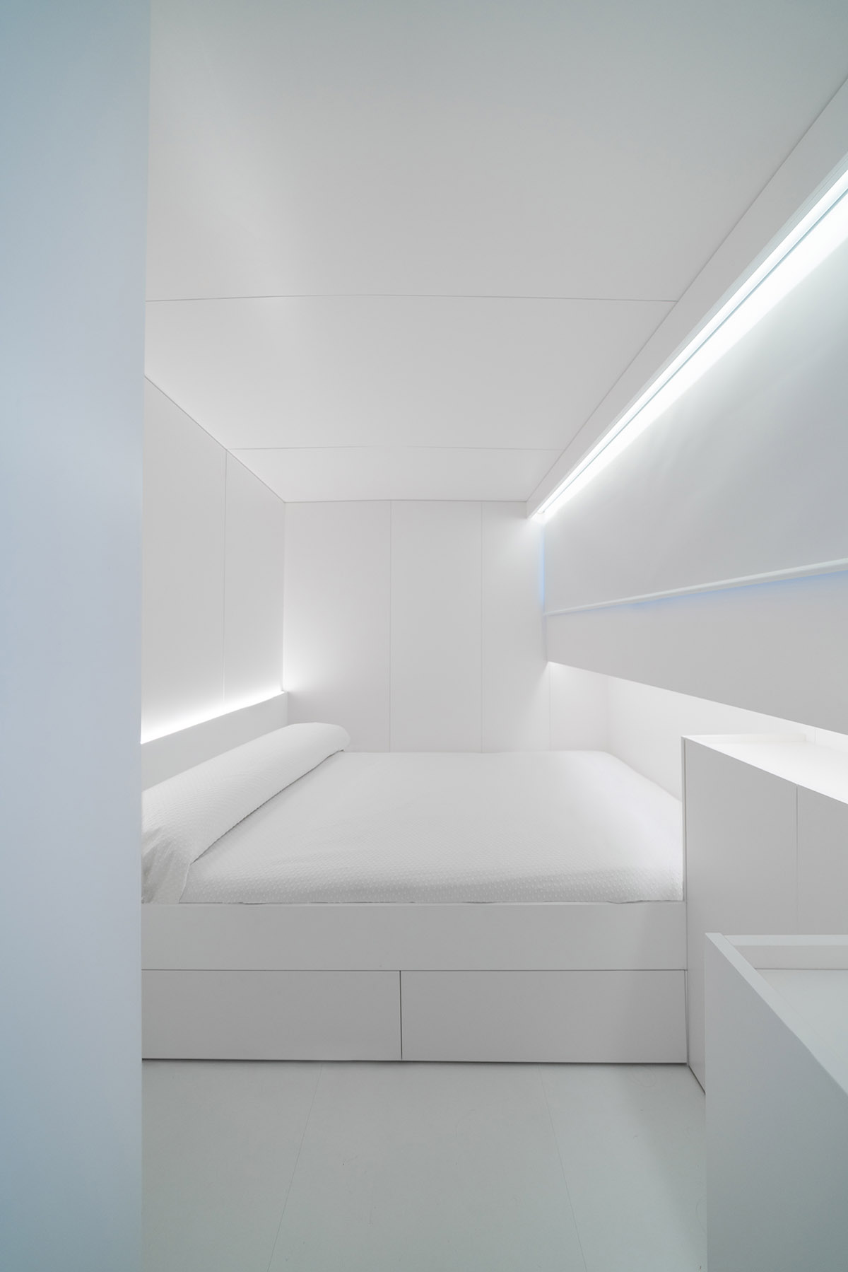 Fran Silvestre Arquitectos redesigns 20-meter long Turkish schooner with a smooth surface
