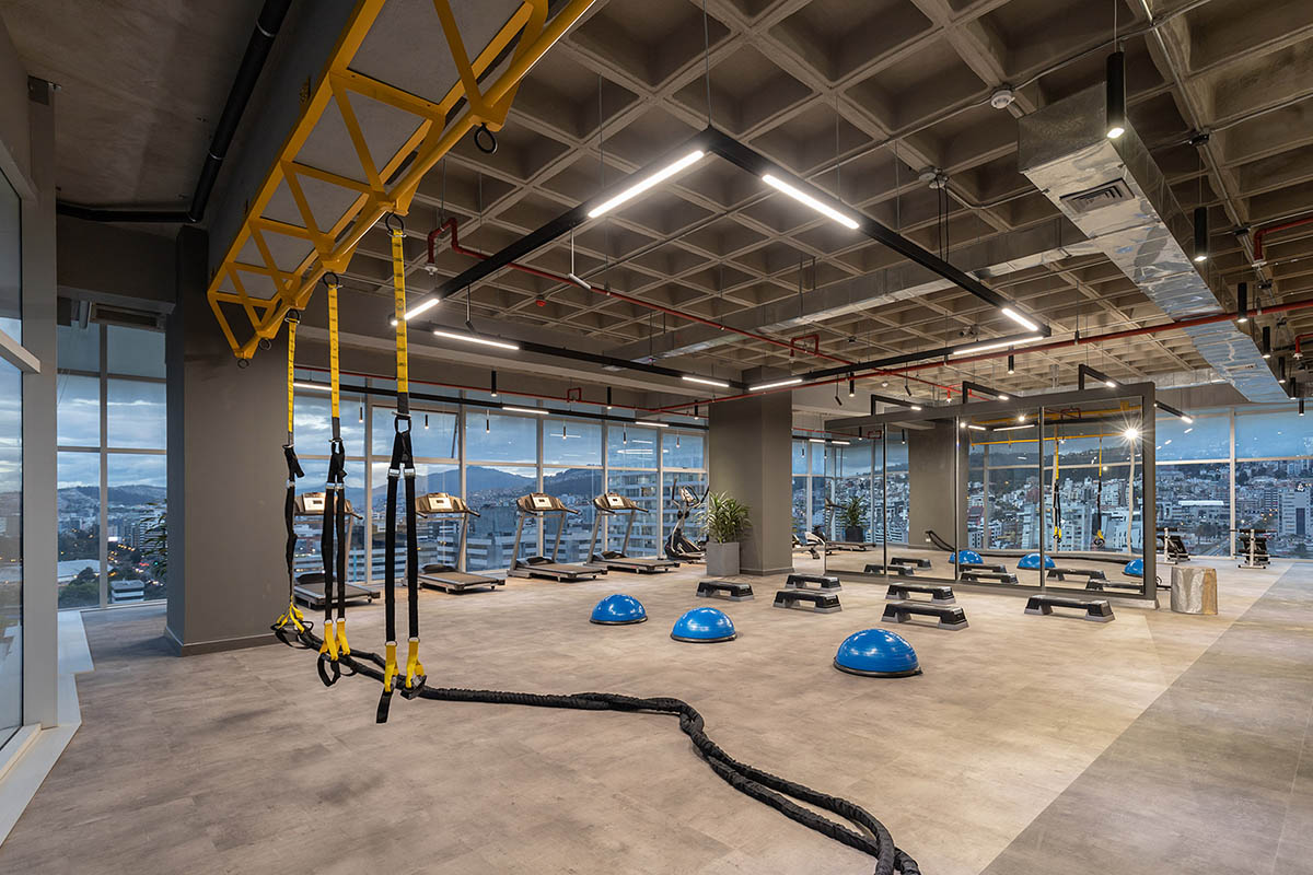 Carlos Zapata completes Unique tower with curved glass skin in Quito