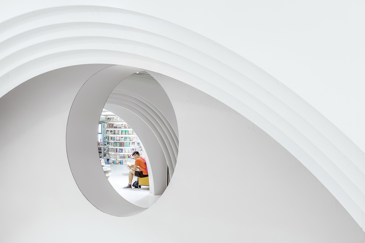 The First Zhongshu Bookstore in Xi'an, China by Wutopia Lab Performs a White Divine Comedy